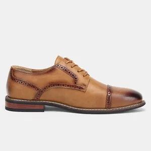 Seitenansicht von braunen Derby-Schuhen aus Leder mit klassischen Brogue-Verzierungen.