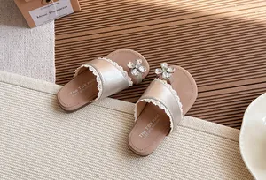 Sandalias de verano para niña con detalle de flor de strass y tira de encaje dorado