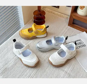 Vista detallada de las zapatillas Mary Jane para niñas en amarillo, plata y blanco.