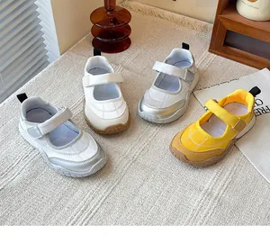 Vista de grupo de zapatos Mary Jane deportivos para niños en colores plata, blanco y amarillo