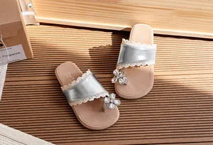 Sandalias plateadas para niña con flores de diamantes de imitación y encaje en madera