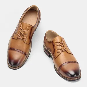 Detailansicht brauner Herren-Derbyschuhe mit elegantem Budapester Muster und Schnürung.