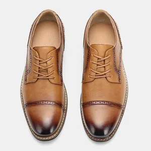 Vogelperspektive auf hochwertige braune Leder-Derby-Herrenschuhe mit Brogue-Nähten