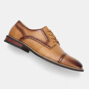 Nahaufnahme eines klassischen braunen Leder-Derbyschuhs mit feinen Brogue-Verzierungen