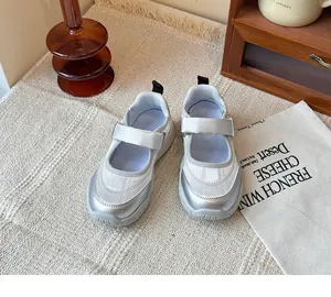 Vista detallada de los zapatos Mary Jane deportivos plateados para niñas en fondo neutro