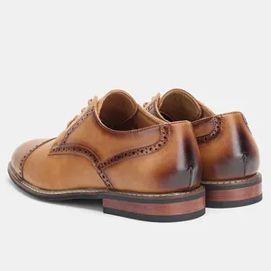 Rückansicht brauner Derby-Schuhe für Herren mit Brogue-Details und Absatz in Holzoptik