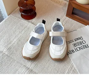 Vista superior de zapatillas blancas estilo Mary Jane para niñas con cierre de velcro
