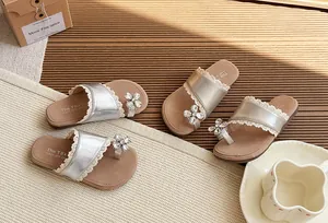 Vista detallada de sandalias para niña con flor de diamantes y adorno de encaje