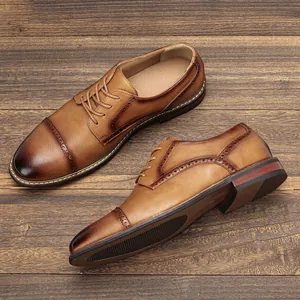 Detailansicht brauner Derby-Schuhe aus Leder mit Brogue-Mustern auf Holz