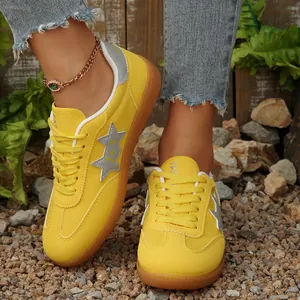 Vista detallada de zapatillas casuales amarillas para mujer con parches de estrella.