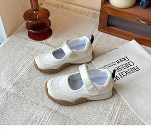 Zapatillas Mary Jane blancas para niña con un práctico cierre de velcro ajustable