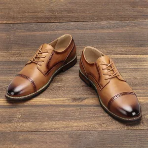 Draufsicht auf braune Derby-Lederschuhe mit eleganten Brogue-Lochungen und Textur.