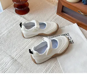 Vista detallada de las zapatillas Mary Jane blancas para niñas con cierre de velcro y suela