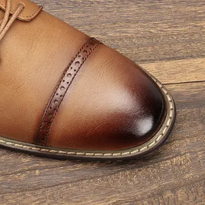 Nahaufnahme eines braunen Derby-Schuhs aus hochwertigem Leder mit Brogue-Detail