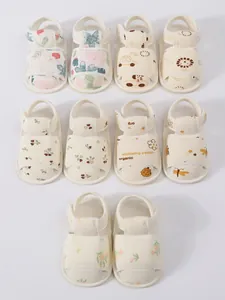 Detailweergave van diverse ademende babysandalen van biologisch katoen met schattige prints