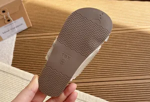 Detalle de la suela antideslizante ondulada de estas sandalias para niños.
