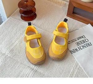 Vista superior de zapatillas Mary Jane amarillas para niños con velcro en tela texturizada.