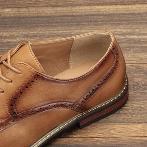 Nahaufnahme der eleganten Budapester-Details am klassischen braunen Derby-Herrenschuh