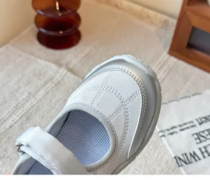 Vista detallada de zapatos Mary Jane plateados para niñas con elegante acolchado