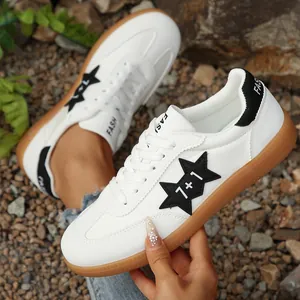 Detalle de zapatillas blancas casuales con parche de estrella y suela de goma.