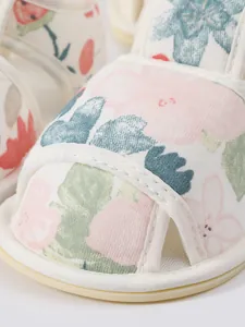 Detail van babysandalen en wandelschoentjes met een zachte antislipzool voor de zomer