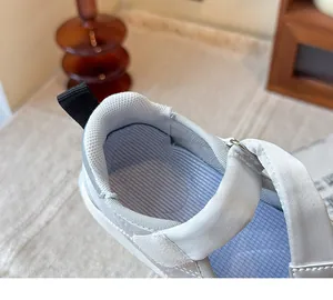 Primer plano de zapato Mary Jane para niña con talón acolchado y forro interior