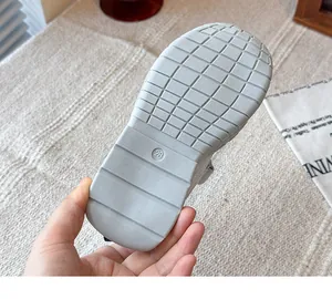 Detalle de la suela antideslizante de los zapatos casuales Mary Jane para niñas.