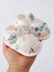 Detailopname van baby sandalen met bloemenprint, zachte zolen en klittenbandsluiting