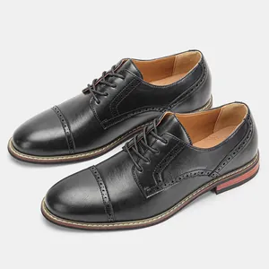 Klassische schwarze Herren-Derbyschuhe mit Brogue-Verzierungen und rutschfester Sohle.
