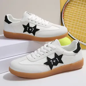 Vista detallada de zapatillas blancas casuales de mujer con estrellas negras de moda.