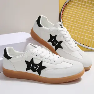 Vista lateral de zapatillas blancas de moda con logo de estrella negra y suela de goma