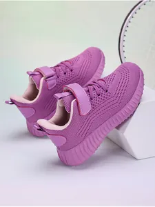 Vue détaillée à 45 degrés de baskets en maille violette sur un support de vente blanc
