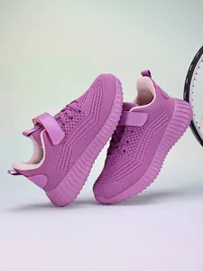Vue détaillée de baskets en maille respirante violettes pour enfants à semelle crantée.