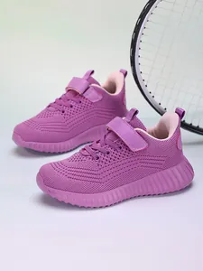 Chaussures de sport pour enfants en maille respirante violette avec fermeture velcro.