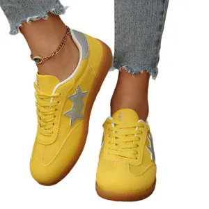 Zapatillas casuales amarillas vibrantes para mujer con cómoda suela de goma y patrón de estrellas