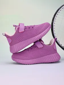 Détail de baskets en maille respirante pour enfants violettes avec fermeture scratch