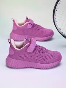 Détail de la texture en maille respirante des baskets violettes pour enfants