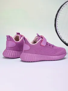 Vue latérale de chaussures de sport violettes pour enfants en maille respirante