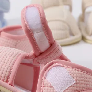 Zachte roze ademende babysandalen met klittenbandsluiting en antislipzool