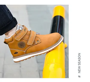 Vue latérale de bottes Martin marron pour tout-petits avec doublure chaude