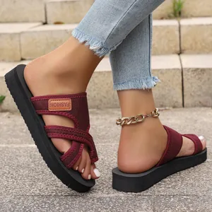 Nahaufnahme der weinroten Mesh-Plateau-Sandalen mit modischem FASHION-Label-Aufnäher