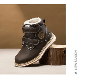 Gros plan sur des bottines d'hiver marron pour enfants avec doublure en peluche