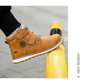 Gros plan de bottines Martin pour enfants camel avec sangles Velcro en extérieur