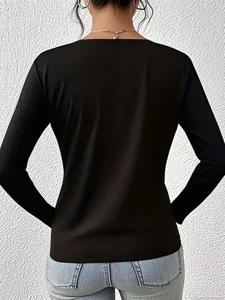 Vue arrière d'un haut noir à manches longues pour femme, style décontracté chic.