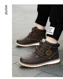 Gros plan de bottes d'hiver marron pour enfants avec doublure polaire et velcro