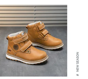 Détail de bottines Martin chaudes pour enfants en beige avec scratch et semelle antidérapante