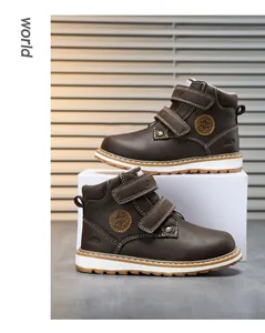 Gros plan de bottines Martin marron chaud pour enfants avec doubles brides velcro.