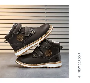 Vue détaillée des bottines Martin marron pour enfants avec doubles sangles velcro et semelles