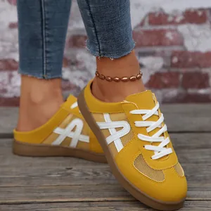 Sneakers sabot gialle in mesh da donna con lacci bianchi e suola confortevole.