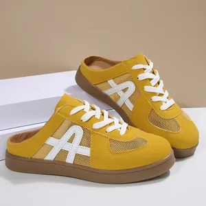 Primo piano di sneaker sabot in mesh giallo con logo A bianco e lacci
